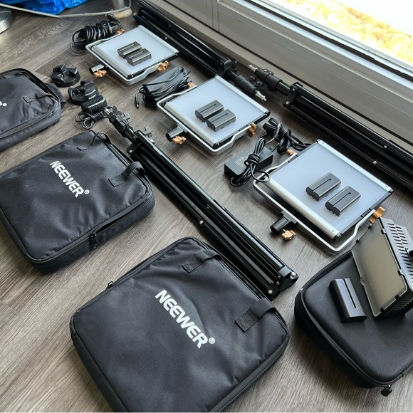 Neewer Lighting Kit + bonus batteries and light. - Picture 2 of 3